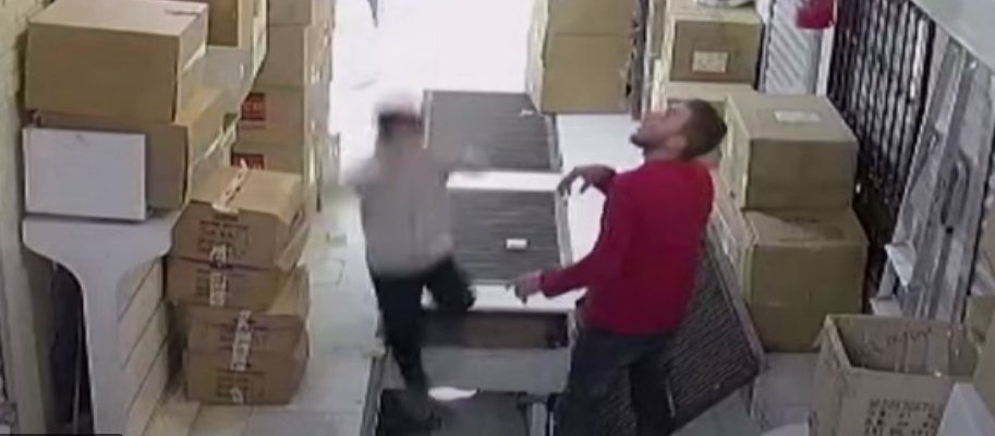 EN VIDEO: Por estar distraído joven cae dentro de un agujero y sobrevive de milagro 1 EN VIDEO: Por estar distraído joven cae dentro de un agujero y sobrevive de milagro Por medio de una cámara de seguridad dentro de un establecimiento se logró presenciar el momento exacto en que un hombre turco, por estar distraído con su celular, cayó dentro de un agujero para aterrizar en unas cajas de cartón, las cuales le habrían salvado la vida.