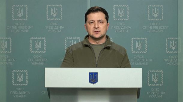 Ucrania denuncia a Rusia ante la corte internacional de justicia El presidente de Ucrania, Volodimir Zelenski, ha anunciado este domingo que su país ha presentado una denuncia contra Rusia ante la Corte Internacional de Justicia (CIJ) para conseguir un dictamen que obligue al cese inmediato de la invasión rusa de su país.
