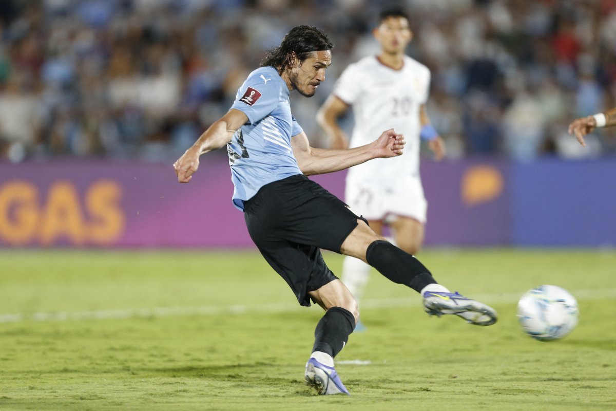 Uruguay goleó a Venezuela y se afianza entre los clasificados 1 Uruguay goleó a Venezuela y se afianza entre los clasificados Uruguay goleó 4-1 a la eliminada Venezuela este martes en Montevideo y, a fuerza de buen fútbol, trepó al cuarto puesto de la eliminatoria sudamericana, el último que da acceso directo al Mundial de Catar-2022.