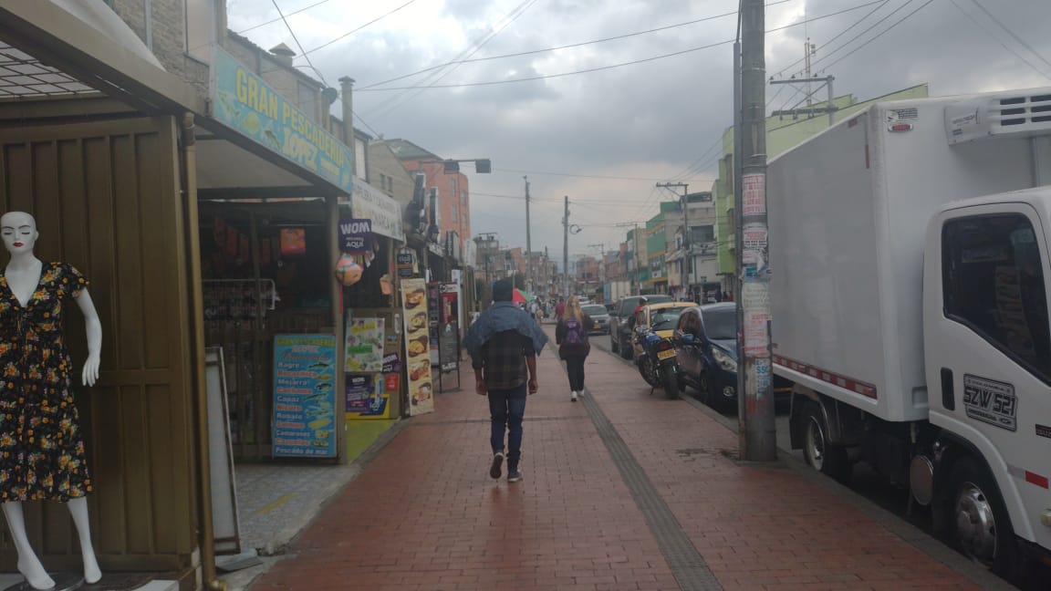Se metió a restaurante de Usaquén a darle bala a un cliente Los comensales de un acogedor local de comida del barrio Verbenal (Usaquén) se encontraban disfrutando de los ricos platos del restaurante, sin percatarse del joven que se encontraba en las sillas de madera de la entrada. El muchacho acababa de ordenar su comida, cuando de la nada emergió un sujeto que lo acribilló sin pensarlo dos veces, frente a todo el mundo.