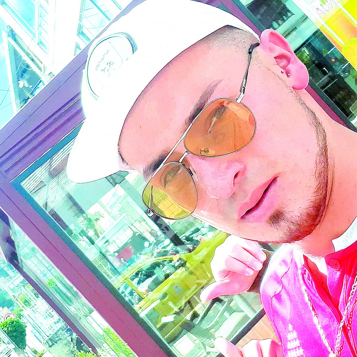 A José Ferney lo asesinó su copiloto en Usaquén 5 A José Ferney lo asesinó su copiloto en Usaquén Dentro de una Toyota color vinotinto con blanco estaba al volante José Ferney Suárez Cortés y a pocos metros suyo -en el asiento del copiloto- permanecía sentado un misterioso sujeto que llevaba escondido en su chaqueta un revólver, el cual usaría después para asesinar al conductor.