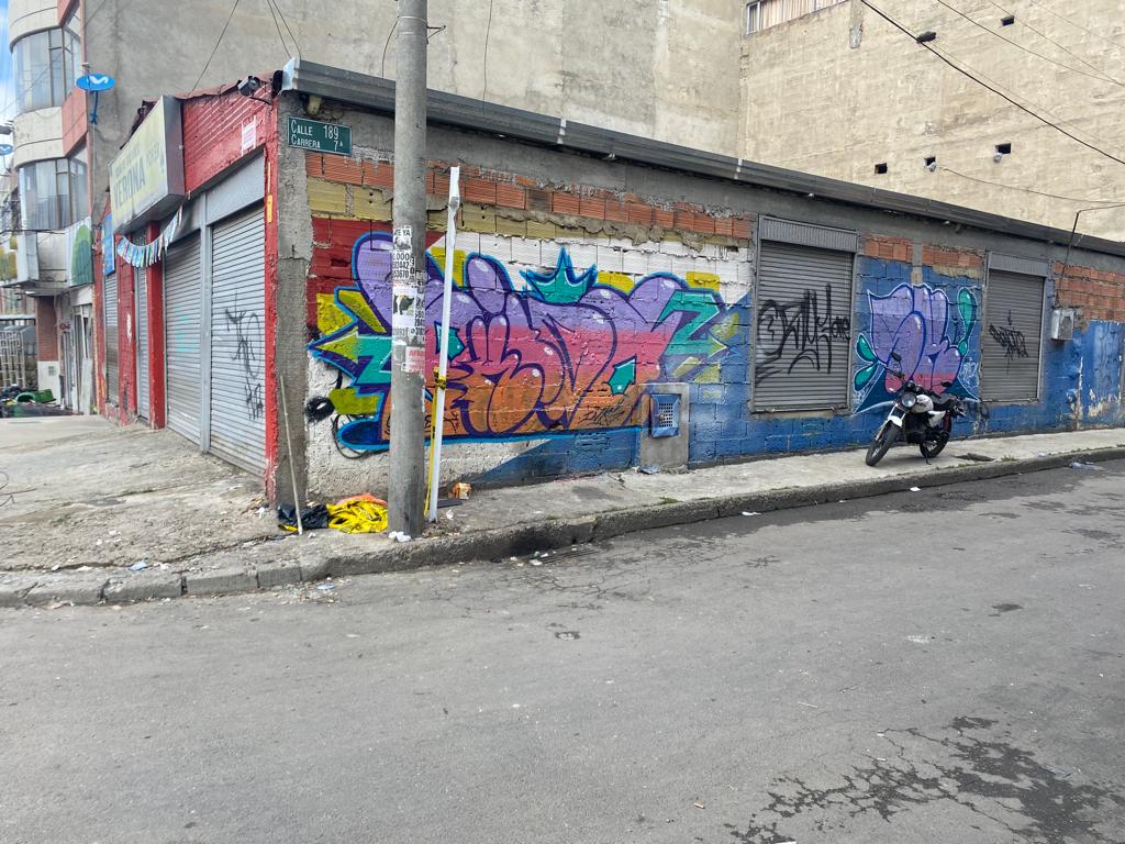 Tarde de bala y muerte en billar de Usaquén El tintineo de las bolas de billar se confundía con el toque de las botellas de cerveza dentro de un vistoso local del famoso juego, ubicado en el barrio Lijacá, de Usaquén. La espuma de la cerveza subía con el fulgor de la música en horas de la tarde del miércoles, cuando extraños sujetos desataron el horror y balearon a varios clientes que en ese momento jugaban y bebían tranquilos.