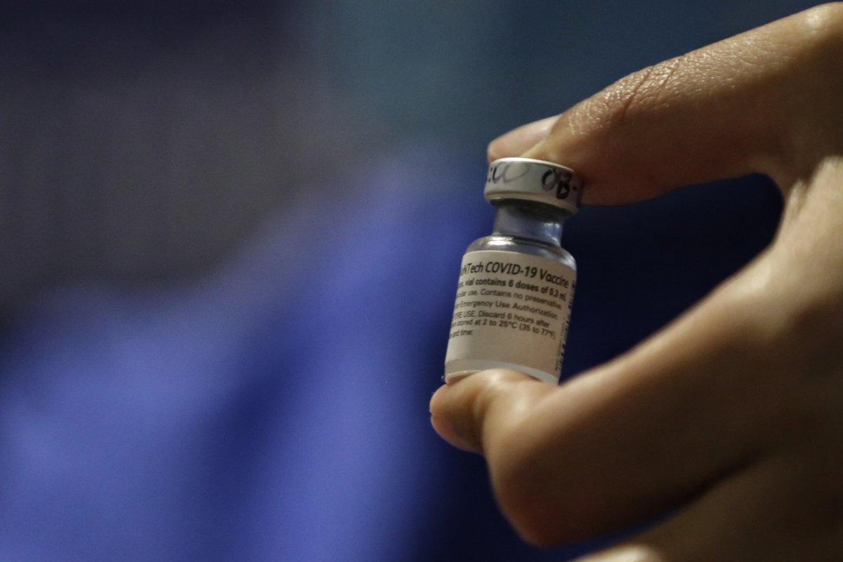 Estados Unidos aprobó la vacuna COVID en menores de cinco años 1 Estados Unidos aprobó la vacuna COVID en menores de cinco años La Administración de Medicamentos y Alimentos (FDA, por sus siglas en inglés) de Estados Unidos ha dado 'luz verde' este viernes a la vacunación contra la COVID-19 en niños de hasta cinco años.