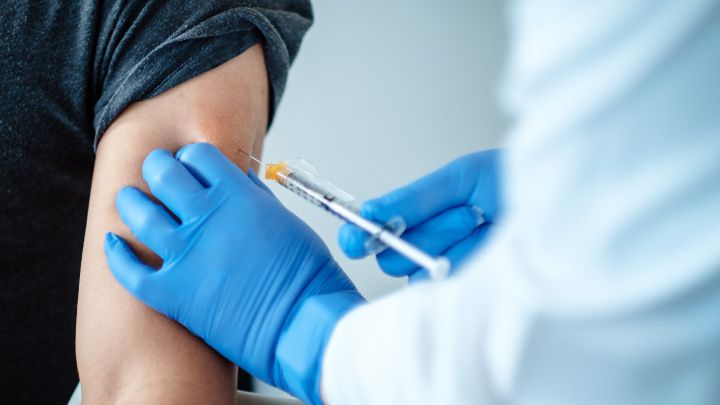 ¿Se pueden poner juntas las vacunas de la influenza y la de covid-19? El Ministerio de Salud recordó que cada cierto periodo de tiempo la población priorizada (alto riesgo) se debe aplicar una nueva vacuna contra la influenza teniendo en cuenta que año tras años las nuevas vacunas disponibles incorporan cepas diferentes correspondientes a cada periodo de actividad de influenza.