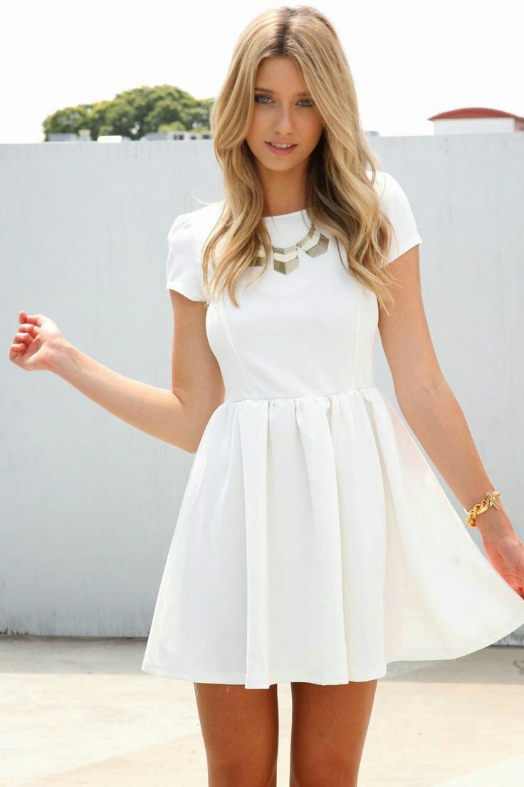Los vestidos cortos que debería tener 1 Los vestidos cortos que debería tener Para muchas mujeres los vestidos son esas prendas perfectas para lucir todos los días, y más si hay días de calor en los que podamos lucir nuestras piernas. Por estos días esta prenda femenina se está llevando por encima de la rodilla, eso sí, en muchos estilos, colores y combinaciones.