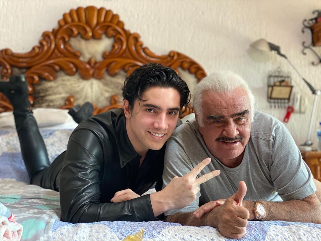 Vicente Fernández se le está apareciendo a sus familiares Familiares de Vicente Fernández han contado que el artista se les ha aparecido después de su muerte el pasado 12 de diciembre.