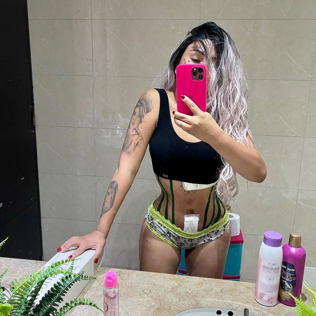 Las 5 locuras de Yina Calderón 1 Las 5 locuras de Yina Calderón La influencer y exparticipante del famoso reality 'Protagonistas de Nuestra Tele', Yina Calderón, se dio a conocer por su extrovertida y loca forma de actuar; hoy cuenta con un número considerable de seguidores en varias redes sociales y es una de las mujeres más comentadas del país.