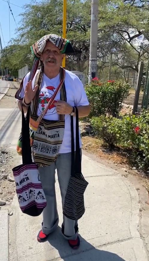 ‘El Hombre Caimán’ ya ganó casi 10 millones por video viral 2 ‘El Hombre Caimán’ ya ganó casi 10 millones por video viral El comediante y humorista Álvaro Lemmon, mejor conocido como 'El Hombre Caimán', tras la firma de un contrato con el influencer que lo grabó vendiendo mochilas y DVD, habría recaudado cerca de 10 millones de pesos.