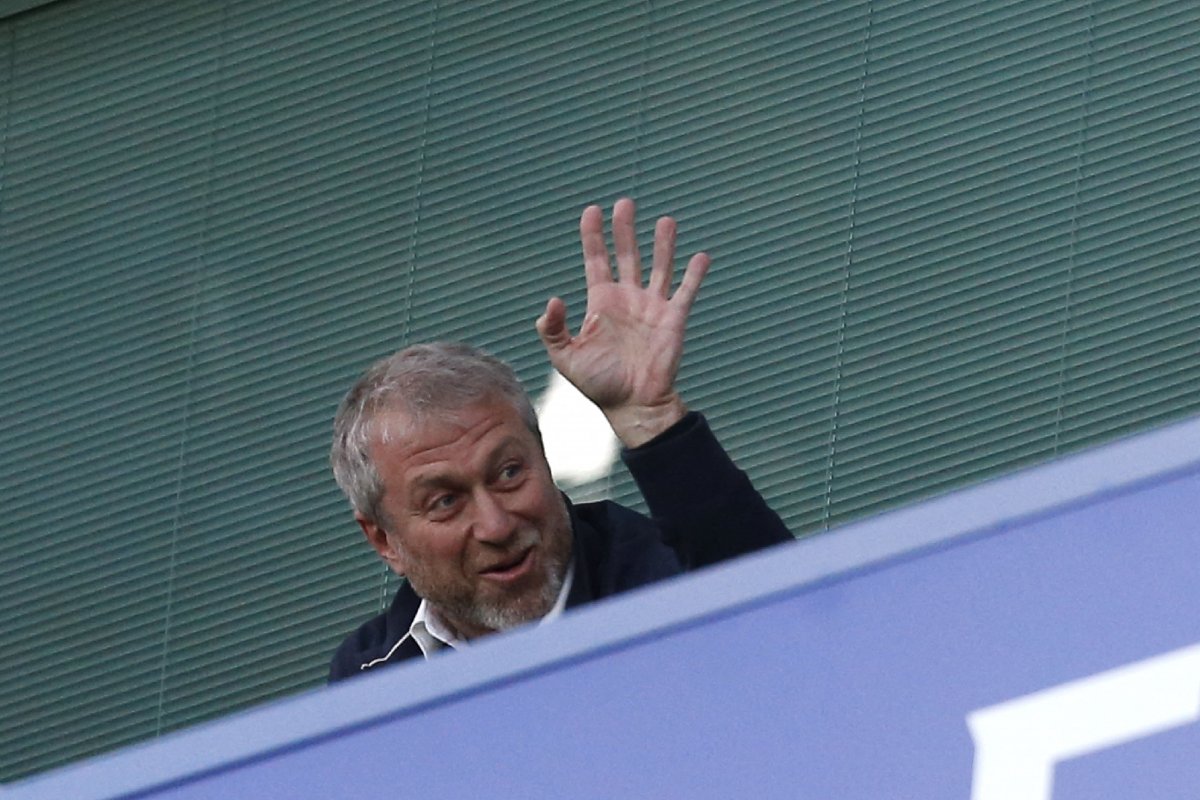 El dueño del Chelsea venderá el club La época dorada el Chelsea podría llegar a a su fin. Su dueño, el empresario ruso Roman Abramovich, anunció este miércoles que venderá el club inglés, tras ser señalado de tener vínculos con el presidente de su país, Vladimir Putin, quien ordenó la invasión a territorio ucraniano.