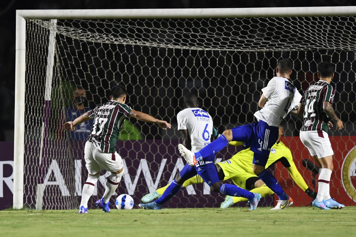 Millonarios, en una semana, quedó por fuera de la Libertadores Millonarios le dijo adiós, prematuramente, a la Copa Libertadores. Este martes, en el estadio Sao Januario de Río de Janeiro (Brasil), el equipo 'Embajador' cayó 2-0 con Fluminense (4-1 en el marcador global) y quedó eliminado de la segunda fase preliminar.