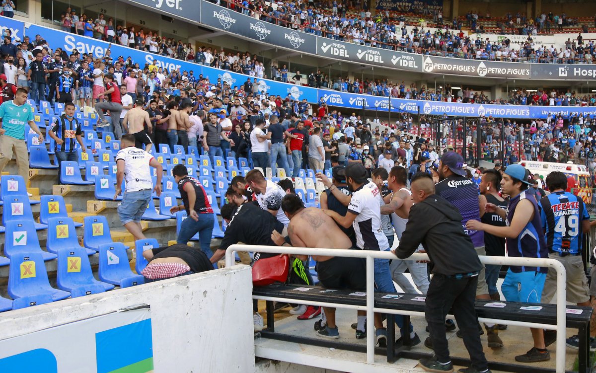 Tragedia en México: 26 heridos en partido Querétaro Vs. Atlas 2 Tragedia en México: 26 heridos en partido Querétaro Vs. Atlas Un grave hecho de violencia en un partido de fútbol en México que jugaban los clubes Querétaro y Atlas, la noche del sábado, ha dejado 26 personas heridas hasta el momento y ningún fallecido, dijo este domingo el gobernador del central estado de Querétaro, Mauricio Kuri.