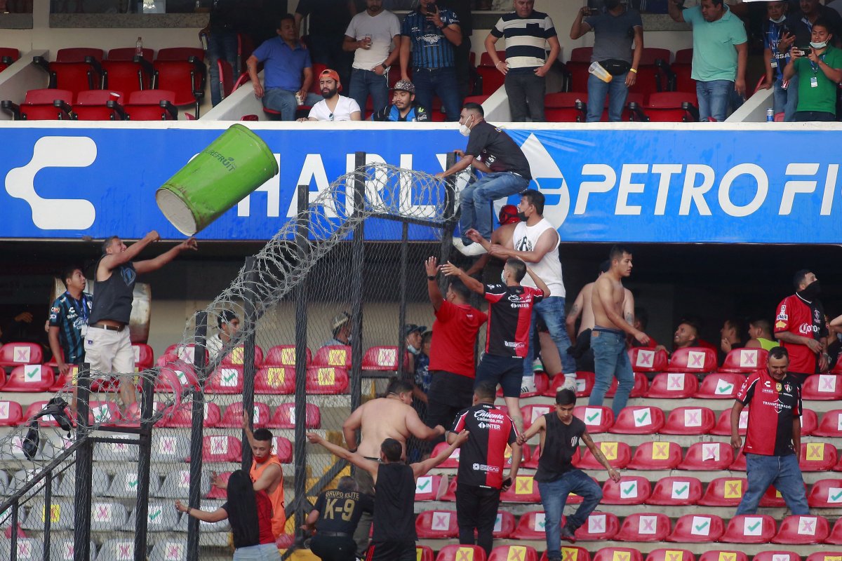 Tragedia en México: 26 heridos en partido Querétaro Vs. Atlas 1 Tragedia en México: 26 heridos en partido Querétaro Vs. Atlas Un grave hecho de violencia en un partido de fútbol en México que jugaban los clubes Querétaro y Atlas, la noche del sábado, ha dejado 26 personas heridas hasta el momento y ningún fallecido, dijo este domingo el gobernador del central estado de Querétaro, Mauricio Kuri.
