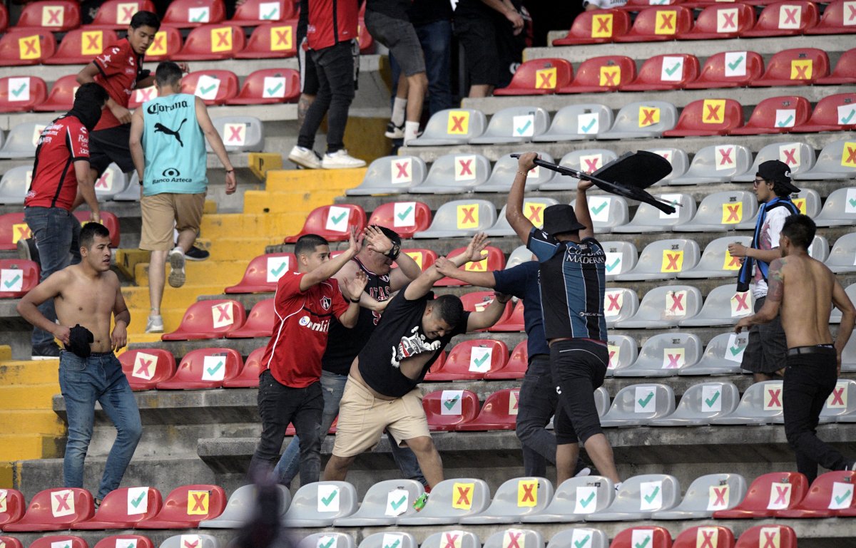 Tragedia en México: 26 heridos en partido Querétaro Vs. Atlas 3 Tragedia en México: 26 heridos en partido Querétaro Vs. Atlas Un grave hecho de violencia en un partido de fútbol en México que jugaban los clubes Querétaro y Atlas, la noche del sábado, ha dejado 26 personas heridas hasta el momento y ningún fallecido, dijo este domingo el gobernador del central estado de Querétaro, Mauricio Kuri.