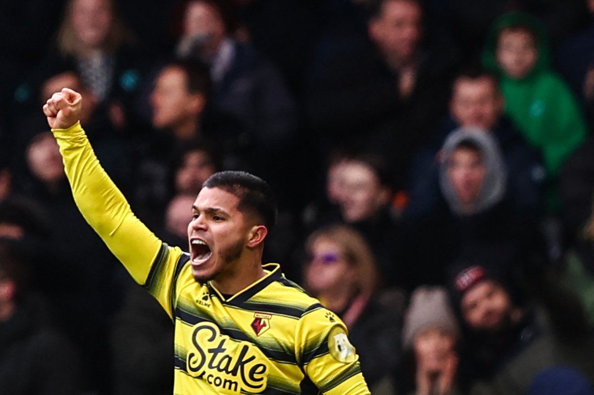 Partidazo del 'Cucho' Hernández: golazo y asistencia en Inglaterra Juan Camilo 'El Cucho' Hernández volvió a ser protagonista en la Liga Premier. El atacante colombiano, pese a perder este domingo con su equipo, Watford, frente al Arsenal 3-2, se lució con un golazo y una asistencia.