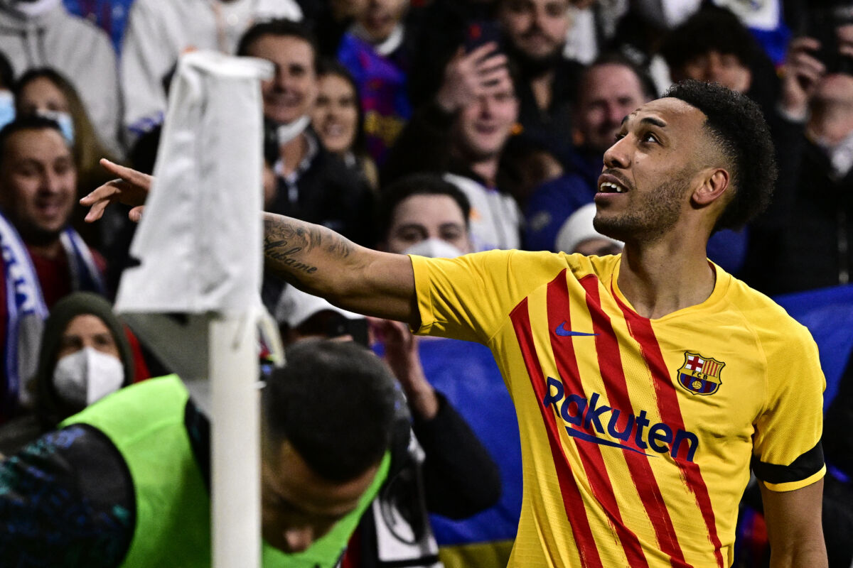 Así fue el baile que le dio el Barcelona al Real Madrid en su estadio 7 Así fue el baile que le dio el Barcelona al Real Madrid en su estadio Como una aplanadora el Barcelona le pasó este domingo por encima al Real Madrid, en la Liga de España. El equipo dirigido por Xavi Hernández le dio un baile a su eterno rival, en el estadio Santiago Bernabéu, y lo goleó 0-4.