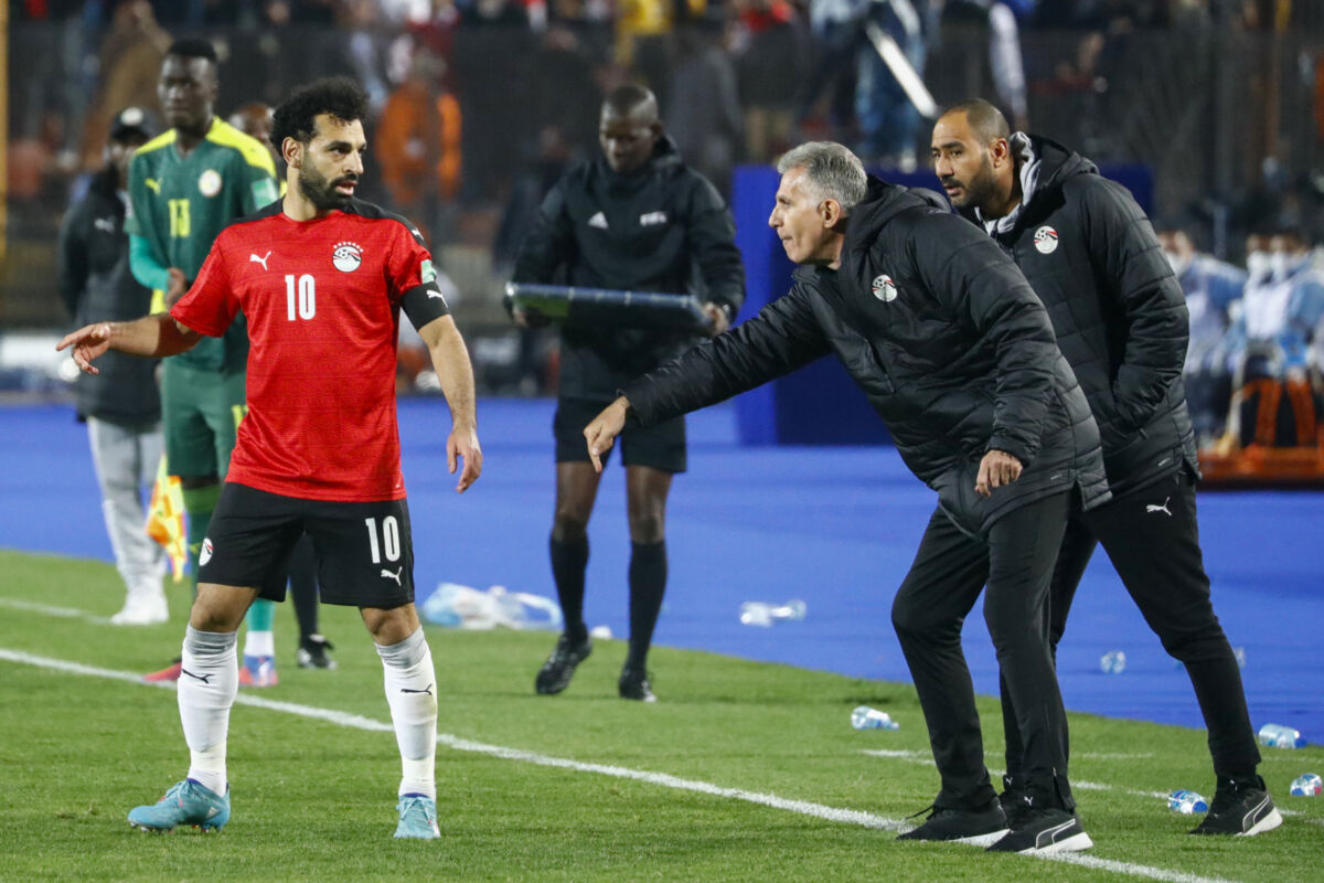 ¡Egipto eliminado! Carlos Queiroz, exDT de Colombia, no irá al Mundial de Catar 2 ¡Egipto eliminado! Carlos Queiroz, exDT de Colombia, no irá al Mundial de Catar El técnico portugués Carlos Queiroz, recordado en nuestro país por dirigir a la Selección Colombia durante el arranque de las eliminatorias sudamericanas y la Copa América 2019, sufrió este martes un duro revés en su carrera. El ahora técnico de Egipto se quedó por fuera del Mundial de Catar, tras perder por penales 3-1 (luego de empatar 1-1 en el marcador global) con Senegal, en el repechaje africano.