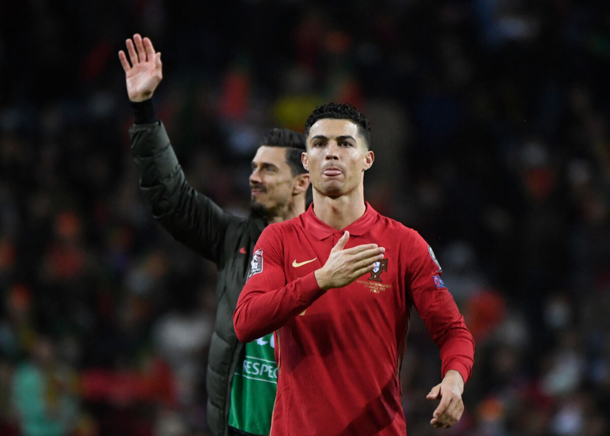 Otro crack en el Mundial: ¡Cristiano clasificó con Portugal! Los amantes del fútbol pueden estar tranquilos. Los dos futbolistas más importantes del mundo jugarán el Mundial de Catar: Lionel Messi, con Argentina, y Cristiano Ronaldo, con Portugal. Este martes el atacante del Manchester United clasificó con los lusos, luego de vencer 2-0 a Macedonia, en el repechaje.