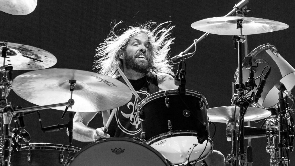 Encuentran drogas en cuerpo de baterista muerto 5 Encuentran drogas en cuerpo de baterista muerto Taylor Hawkins, baterista de la banda de rock Foo Fighters quien falleció este viernes 25 de marzo, falleció en extrañas circunstancias, sin embargo, la Fiscalía General de la Nación informó que el artista habría consumido 10 sustancias, entre ellas marihuana, antidepresivos, anticíclicos y opioides.