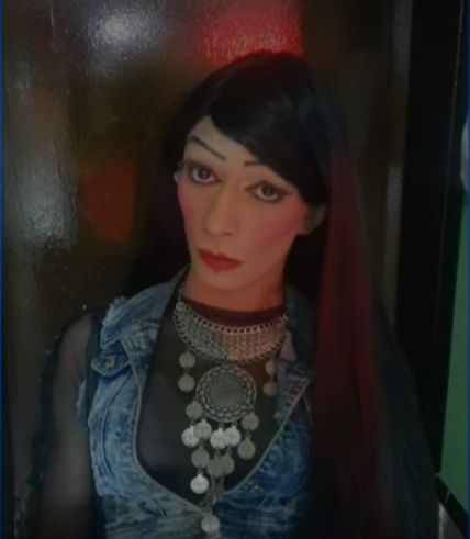 Capturan banda de transexuales que quemaban con ácido a sus victimas 1 Capturan banda de transexuales que quemaban con ácido a sus victimas Por medio de la Policía Metropolitana de Bogotá, se confirmó la captura de una banda conformada por varias mujeres trans, las cuales, con acido en mano, amedrentaban, quemaban y posteriormente robaban a todas las victimas que transitaban en la localidad de Chapinero.