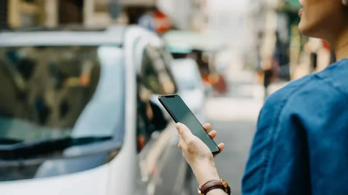 Hombre de 63 años que conoció a joven de 20 por Tinder fue víctima de robo Este hombre contó su triste historia en el portal El Día, allí dijo que conoció a una joven de 20 años, que, tras varias charlas con él, logró conquistarlo. Luego de tres meses de conversaciones, decidieron concretar una cita para conocerse en persona y pactaron que se verían en la casa del hombre en la ciudad de La Plata.