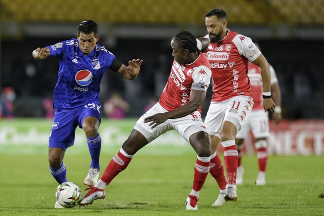Millonarios bailó y goleó a Santa Fe en El Campín 1 Millonarios bailó y goleó a Santa Fe en El Campín Millonarios se quedó con el clásico capitalino. En el estadio El Campín, el equipo ‘Embajador’ le amargó la noche del domingo a Independiente Santa Fe y a su hinchada, que fue local, pues goleó 0-3. Los dirigidos por Alberto Gamero siguen imparables en la Liga: suma seis victorias consecutivas.
