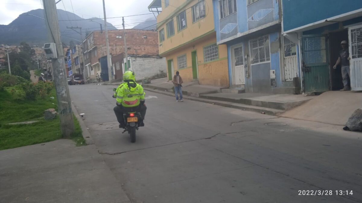 Asesinado a bala en San Cristóbal mientras se fumaba un cigarrillo 9 Asesinado a bala en San Cristóbal mientras se fumaba un cigarrillo La fría y tranquila noche en el barrio San Jacinto se tornó violenta este domingo. Cinco disparos retumbaron en la subida del paradero del SITP y tras las detonaciones, el rumor de la muerte de un muchacho se esparció como los ecos de los disparos que le quitaron la vida sobre el andén.