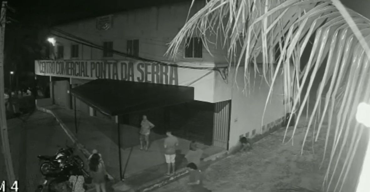Terrible abuso sexual a mujer Por medio de cámaras de seguridad, en la ciudad de Itaitinga, Brasil, se conoció el indignante hecho donde una mujer, en aparente estado de ebriedad, fue dejada sobre la calle y abandonada a sus suerte. Como si esto no fuera apoca cosa, tiempo después de ser abandonada, un hombre que transitaba en una moto, notó la vulnerabilidad de la mujer, y la violó.