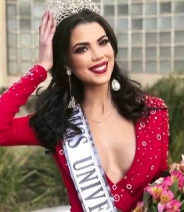 Miss Universo cuenta que una mala cirugía le arruinó el rostro La modelo, periodista y concursante de Miss Universo 2018, Andrea Díaz, contó cómo fue que por poco pierde el sueño de ser reina de belleza, pues debido a un procedimiento estético su rostro quedó con quemaduras muy notables.