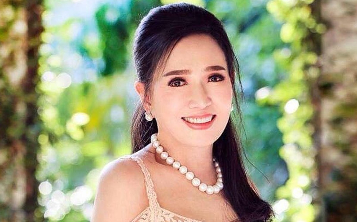 La ex Miss Universo de 75 años que aparenta tener 30 La ex Miss Universo Apasra Hongsakul parece haber encontrado el elixir de la vida, ya que con 75 años cumplidos, y unas fotos que compartió en su cuenta de Instagram, parece que no ha envejecido absolutamente nada.