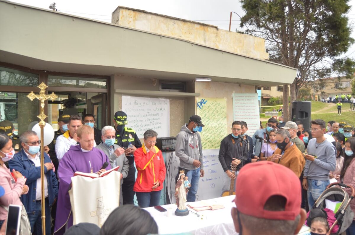 Los nuevos detalles del bombazo de Arborizadora Alta Al respecto, la Alcaldesa Claudia López, acompañada del Comandante de la Policía de Bogotá, General Jorge Eliecer Camacho, y de los Secretarios de Seguridad, Convivencia y Justicia, Aníbal Fernández de Soto; Gobierno, Felipe Jiménez: y Salud, Alejandro Gómez, lidera el Puesto de Mando Unificado (PMU) desde Arborizadora Alta para seguir coordinando la atención a las víctimas que dejó el atentado contra el CAI de ese sector en la localidad de Ciudad Bolívar.