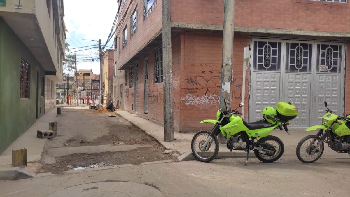 Le dieron 5 balazos a José en Brasilia Agitado y tratando de contener el último suspiro, vieron agonizar en un andén a un joven la tarde de este viernes en una cuadra de Brasilia segundo sector (Bosa). La madre llegó corriendo y con sus manos le sobaba el pecho mientras esperaba la anhelada ayuda. Minutos antes, dos sujetos lo habían baleado sin mediar palabra.