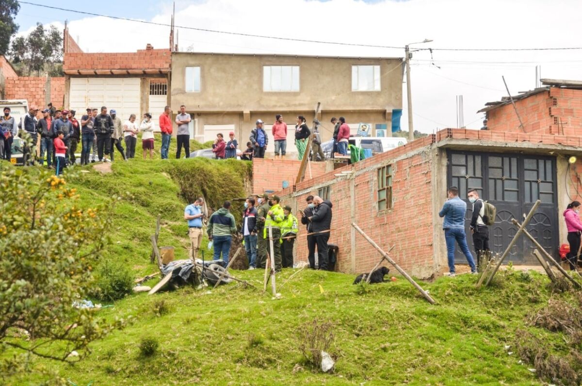 Terrible doble crimen: 2 jóvenes baleados 4 Terrible doble crimen: 2 jóvenes baleados Tal vez un grito de dolor se oyó por toda la montaña cuando los peritos forenses sacaron uno de los cuerpos de los jóvenes que, misteriosamente, fueron hallados sin vida dentro de una humilde casita de ladrillo. ‘Empijamados’ con sus uniformes blancos, las unidades de la Policía Judicial realizaron las inspecciones técnicas en la invasión conocida como El Triángulo, en zona rural de Ciudad Bolívar, que ni siquiera tiene dirección. Había un público expectante y aterrado con el crimen de estos dos jóvenes.