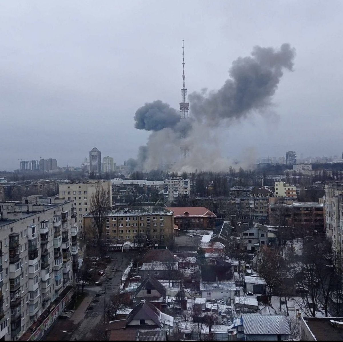 Las afectaciones tras un mes del conflicto entre Rusia y Ucrania La guerra emprendida por Rusia contra Ucrania, de la que este jueves se cumplió un mes, ha dejado ya más de 700 civiles muertos y 3,4 millones de refugiados.