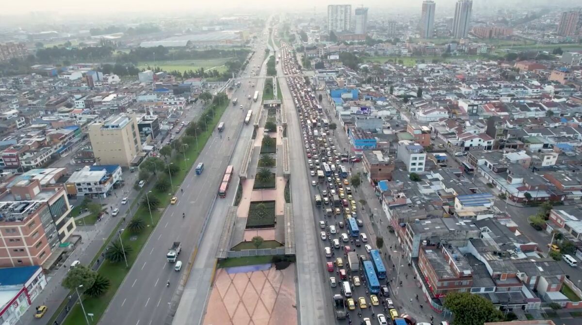 ¡Alístese! Habrá contraflujo en la Av. de Las Américas para ayudar a descongestionar Quienes viven en la localidad de Kennedy y tienen que a diario movilizarse de occidente a oriente por la Avenida de Las Américas, saben que los trancones en las mañanas son inevitables. Es por esta razón que la Secretaría de Movilidad diseñó un plan para descongestionar esta importante vía.