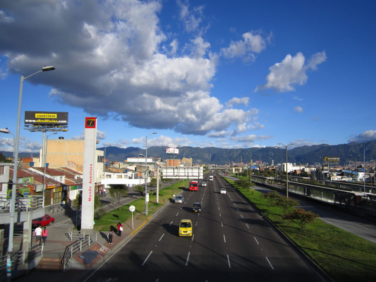 ¡Alístese! Habrá contraflujo en la Av. de Las Américas para ayudar a descongestionar Quienes viven en la localidad de Kennedy y tienen que a diario movilizarse de occidente a oriente por la Avenida de Las Américas, saben que los trancones en las mañanas son inevitables. Es por esta razón que la Secretaría de Movilidad diseñó un plan para descongestionar esta importante vía.