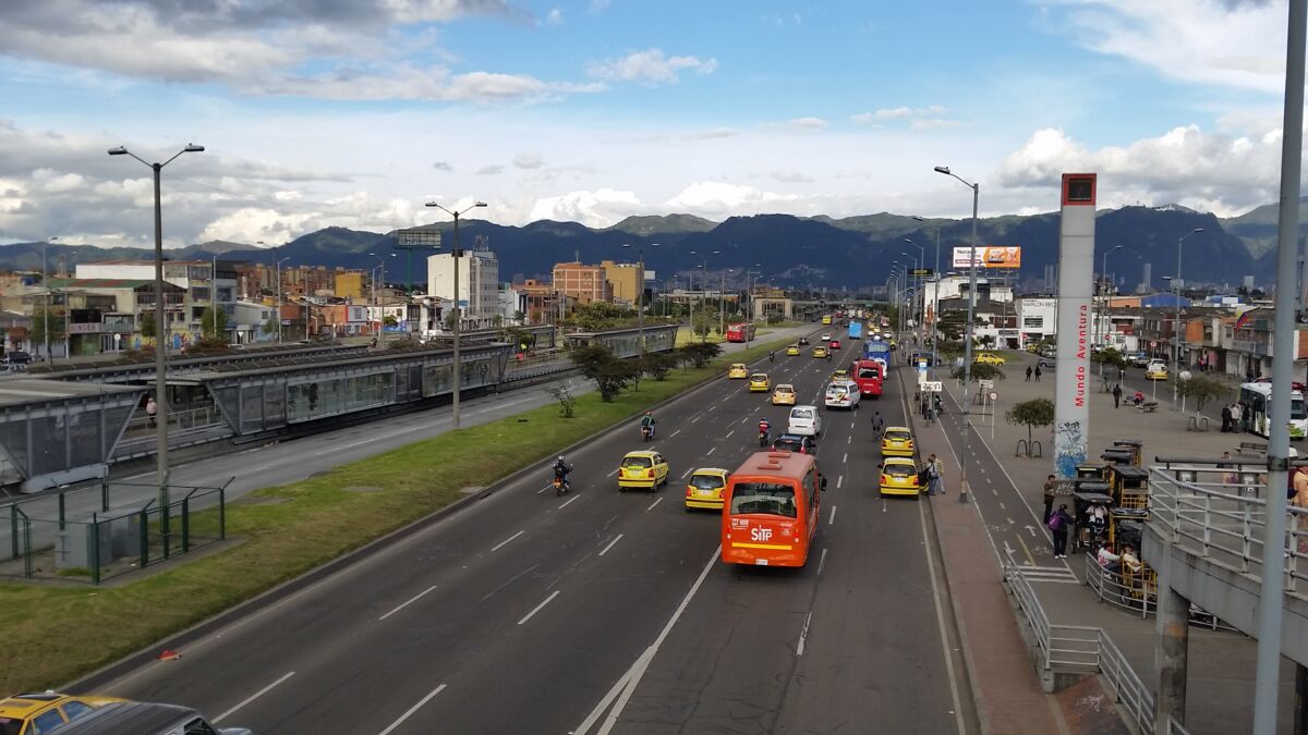 ¡Alístese! Habrá contraflujo en la Av. de Las Américas para ayudar a descongestionar Quienes viven en la localidad de Kennedy y tienen que a diario movilizarse de occidente a oriente por la Avenida de Las Américas, saben que los trancones en las mañanas son inevitables. Es por esta razón que la Secretaría de Movilidad diseñó un plan para descongestionar esta importante vía.