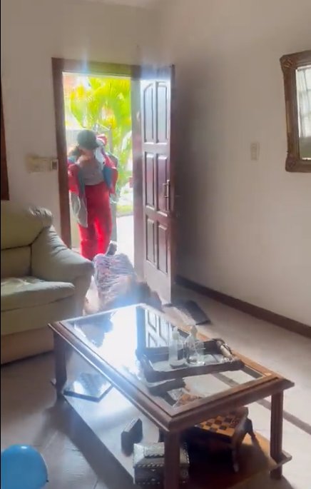 En Video: Mujer se disfrazó para sorprender a su mamá, pero esta se desmayó de la emoción Por medio de las redes sociales se hizo viral la publicación de una joven que, tras estar un largo tiempo en el exterior, decidió darle una sorpresa a su madre. Pero la broma terminó mal, en medio del shock y la emoción, la madre cayó fuertemente contra el suelo al no creer que su hija ya había regresado a casa.