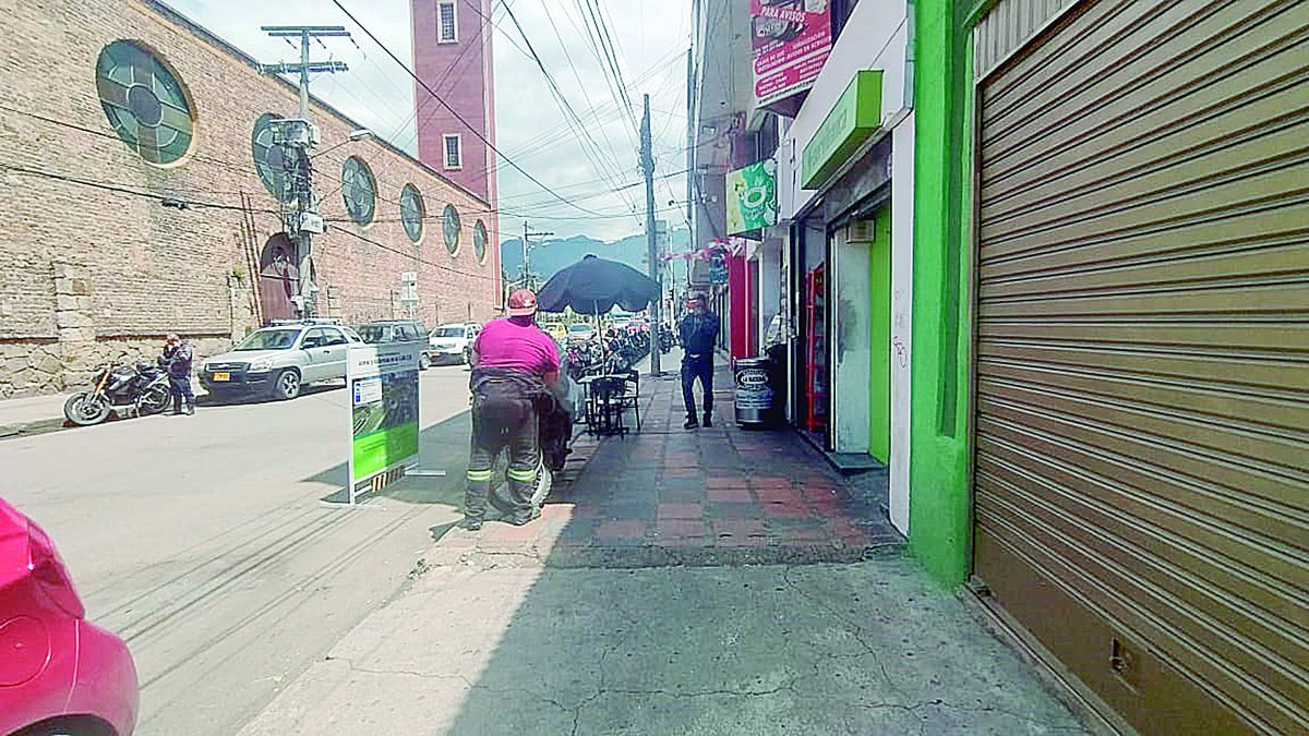Lo mataron dentro de un cajero automático en Los Mártires La señora que vende empanadas y tintos en una esquina del barrio Ricaurte (Los Mártires) llegó a abrir su negocio ayer temprano, pero una imagen la dejó perturbada: un enorme reguero de sangre demarcaba el camino desde el andén hasta el interior de un cajero automático, el cual estaba resguardado por una brigada de policías e investigadores que indagaban la más reciente escena del crimen.