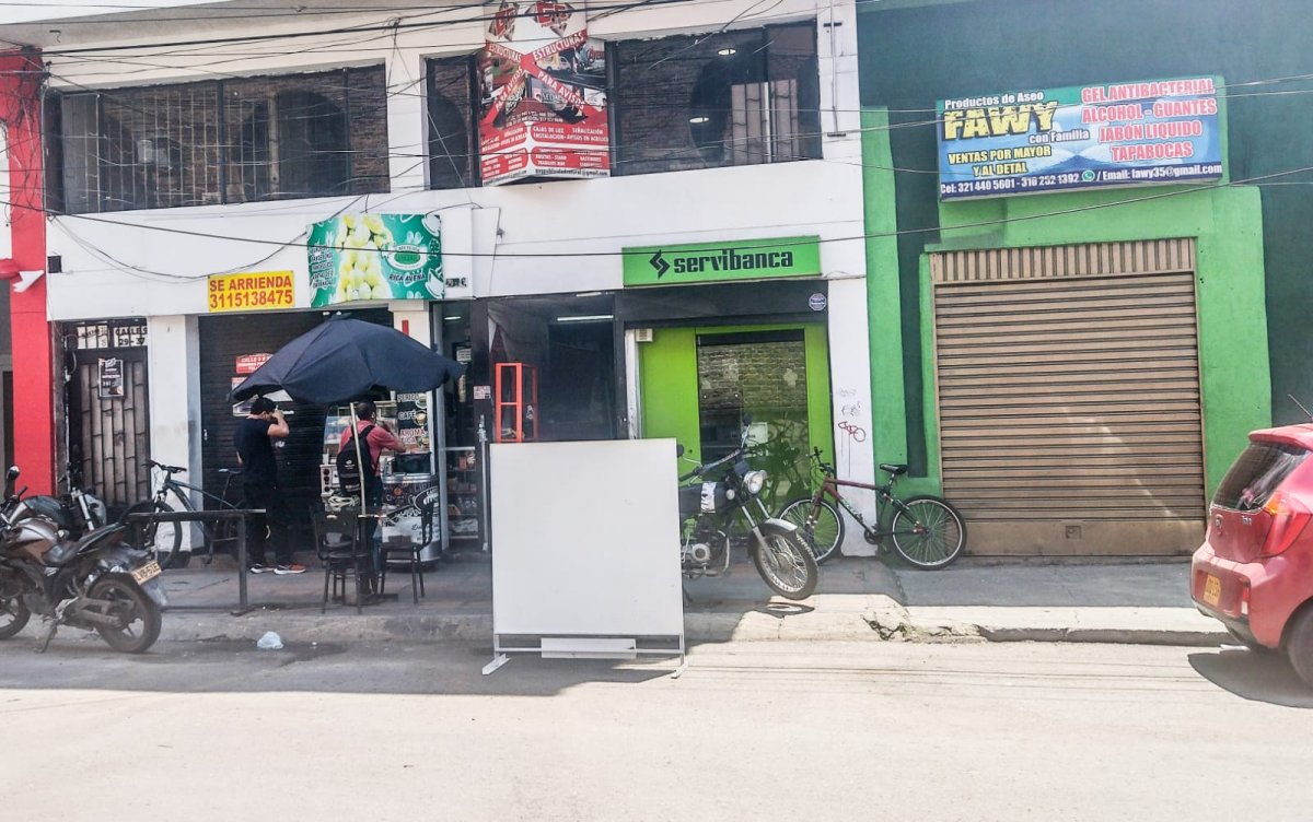 Lo mataron dentro de un cajero automático en Los Mártires La señora que vende empanadas y tintos en una esquina del barrio Ricaurte (Los Mártires) llegó a abrir su negocio ayer temprano, pero una imagen la dejó perturbada: un enorme reguero de sangre demarcaba el camino desde el andén hasta el interior de un cajero automático, el cual estaba resguardado por una brigada de policías e investigadores que indagaban la más reciente escena del crimen.