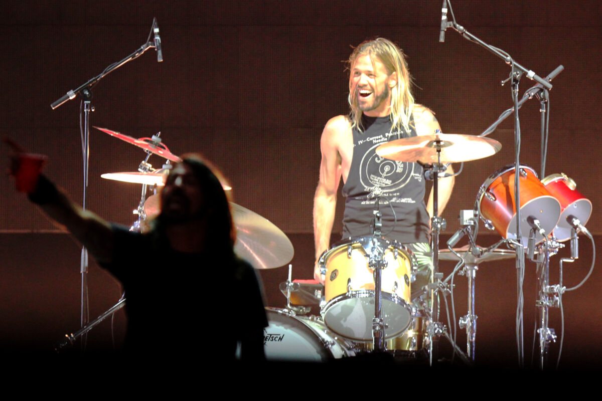 Falleció el baterista de la banda Foo Fighters en Bogotá A solo unas horas de su presentación en el Festival Estéreo Picnic, fue hallado sin vida el cuerpo de Taylor Hawkins, baterista de Foo Fighters.