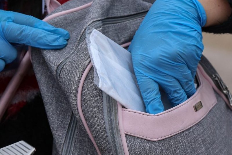 ¿Cómo guardar el tapabocas para dejarlo de usar en espacios públicos? 1 ¿Cómo guardar el tapabocas para dejarlo de usar en espacios públicos? A partir de hoy, en 451 municipios del país no es obligatorio el uso del tapabocas en espacios abiertos. Por ello, expertos recomiendan una adecuada manipulación al momento de guardarlo para que no afecte su efectividad.