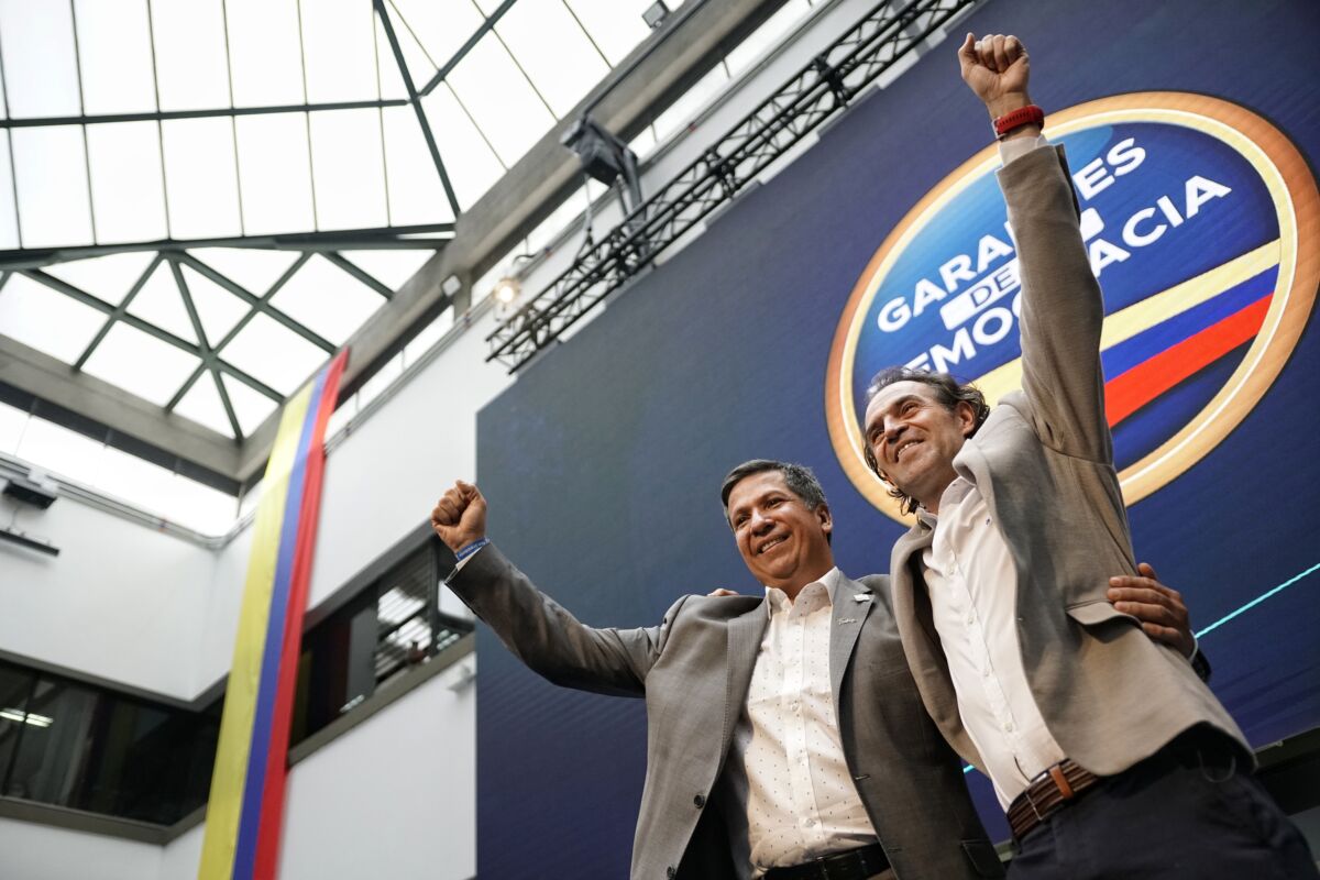 Mire cómo quedó el tarjetón para las elecciones presidenciales 1 Mire cómo quedó el tarjetón para las elecciones presidenciales Hace pocos minutos se realizó en el Centro de Convenciones Ágora el sorteo para definir las ubicaciones en el tarjetón de los candidatos presidenciales que aspiran a llegar a la Casa de Nariño en agosto próximo.