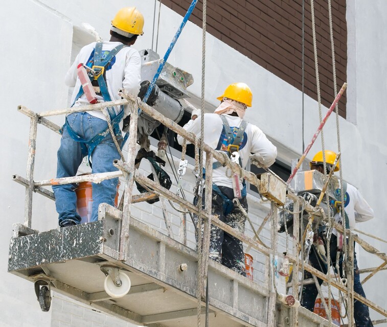 En 2021 se presentaron en el país 1.408 accidentes laborales por día 7 En 2021 se presentaron en el país 1.408 accidentes laborales por día 513.857 accidentes de trabajo se presentaron en el país durante 2021. Una cifra preocupante pues equivale a 1.408 accidentes de trabajo por día y a una tasa nacional de 4,76 accidentes por cada 100 trabajadores.