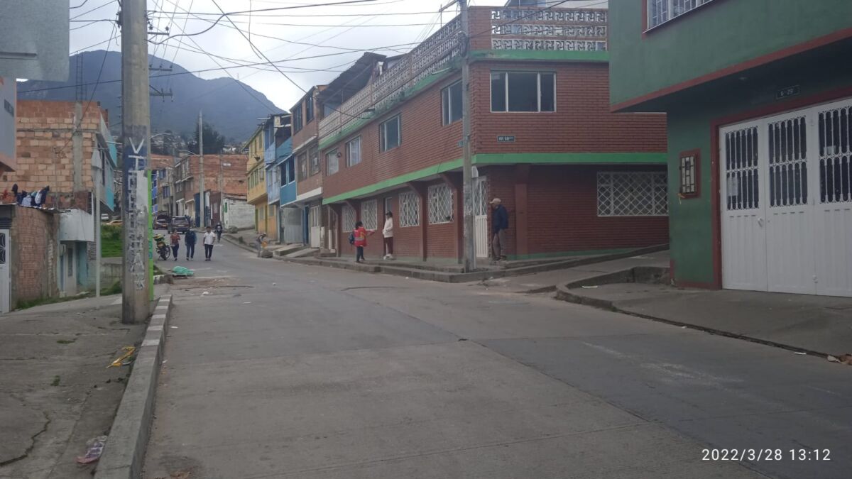 Asesinado a bala en San Cristóbal mientras se fumaba un cigarrillo 2 Asesinado a bala en San Cristóbal mientras se fumaba un cigarrillo La fría y tranquila noche en el barrio San Jacinto se tornó violenta este domingo. Cinco disparos retumbaron en la subida del paradero del SITP y tras las detonaciones, el rumor de la muerte de un muchacho se esparció como los ecos de los disparos que le quitaron la vida sobre el andén.