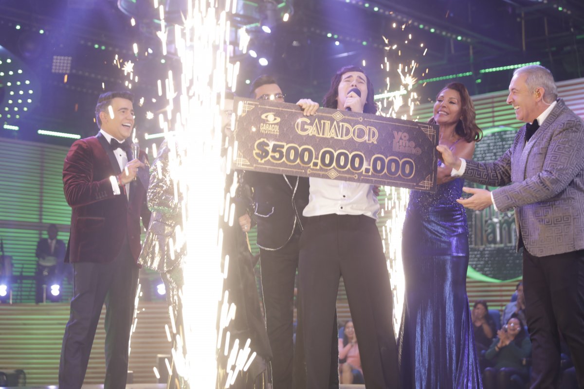 ¿Qué hará Alejando León con el dinero que ganó en 'Yo me llamo? La lucha fue interesante en el final de temporada del programa 'Yo me llamo'. Los dos mejores imitadores del programa medían fuerza cuando el jurado que tomaría la última decisión eran los televidentes, quienes debían escoger entre la imitación de un artista actual y de fama mundial, frente a otro que es un clásico de clásicos de la música romántica en español.