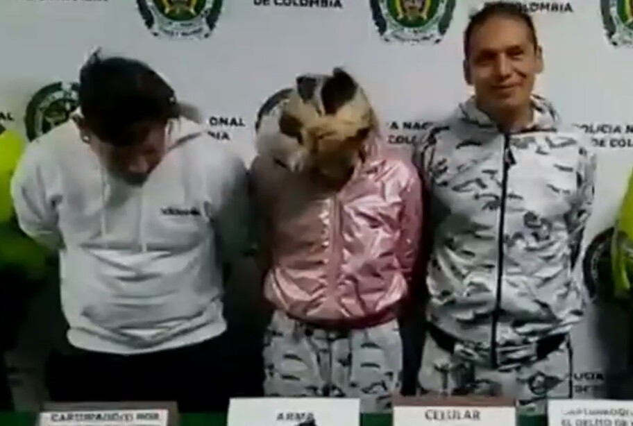 Capturan a pillos que estaban robando a taxista en San Cristóbal La inseguridad en Bogotá continua, esta vez se presentó en el barrio Guacamayas de la localidad de San Cristóbal, donde tres pillos fueron capturados luego de ser sorprendido robando a un taxista que se encontraba por la zona.