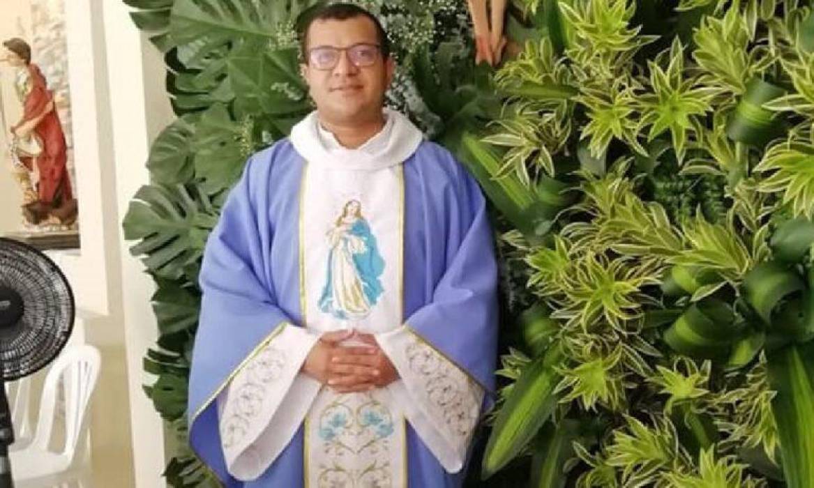 Se entregó el cura señalado de embarazar a niña de 13 años y hacerla abortar 2 Se entregó el cura señalado de embarazar a niña de 13 años y hacerla abortar Un terrible caso se presentó en de San Bernardo del Viento (Córdoba), donde un cura es señalado de violar a una niña de 13 años, obligarla a abortar, y cuando fue descubierto intentó suicidarse.
