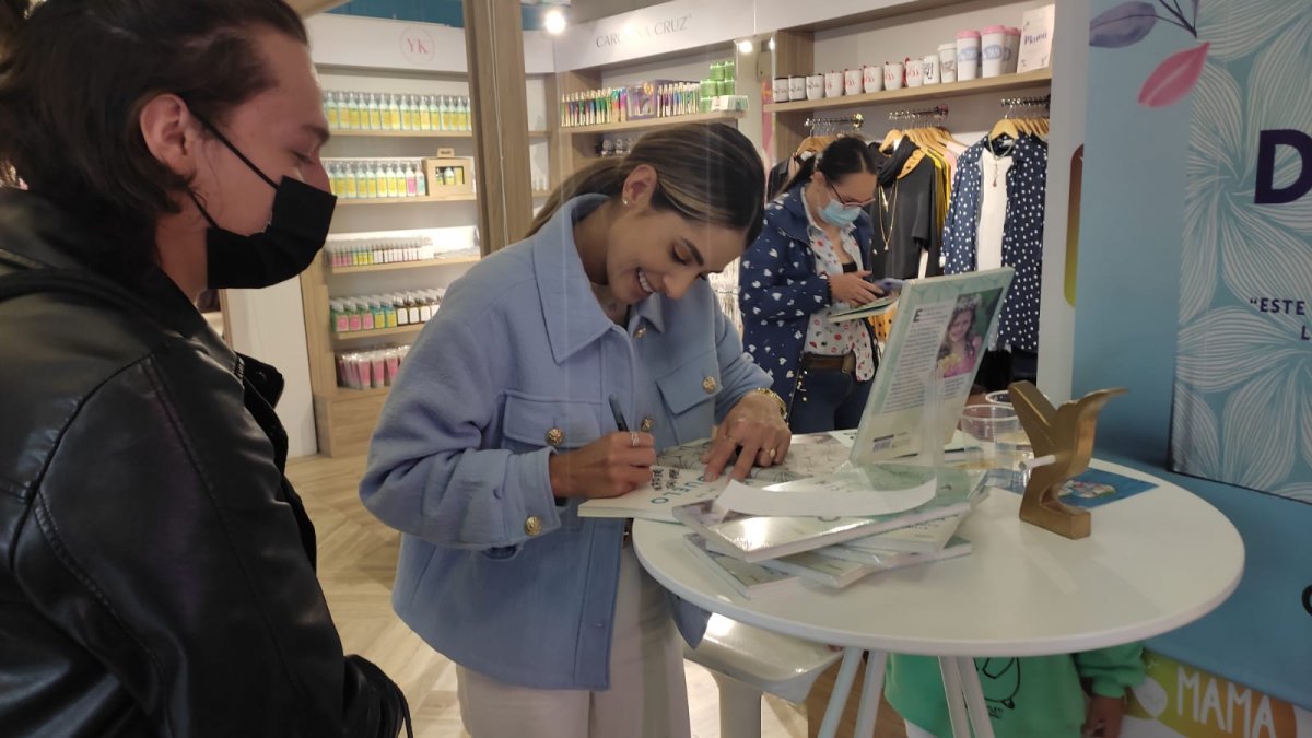 Q’HUBO acompañó a Carolina Soto en su tarde de autógrafos 1 Q’HUBO acompañó a Carolina Soto en su tarde de autógrafos Con el nuevo lanzamiento del libro 'Historia de un duelo', Q'hubo Bogotá estuvo acompañando a Carolina Soto en la firma de autógrafos en compañía de todos sus fanáticos y amantes de la lectura.