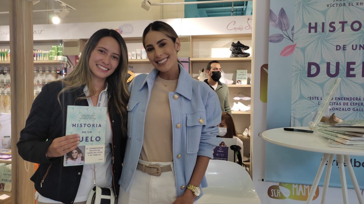 Q’HUBO acompañó a Carolina Soto en su tarde de autógrafos 2 Q’HUBO acompañó a Carolina Soto en su tarde de autógrafos Con el nuevo lanzamiento del libro 'Historia de un duelo', Q'hubo Bogotá estuvo acompañando a Carolina Soto en la firma de autógrafos en compañía de todos sus fanáticos y amantes de la lectura.