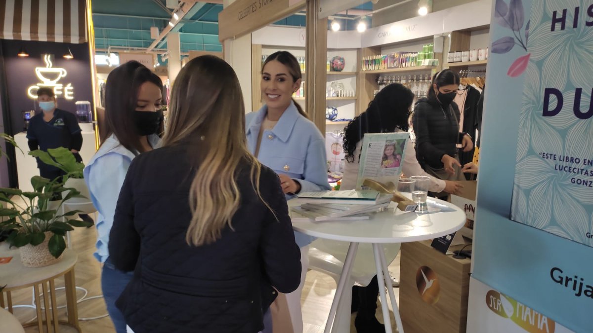 Q’HUBO acompañó a Carolina Soto en su tarde de autógrafos 3 Q’HUBO acompañó a Carolina Soto en su tarde de autógrafos Con el nuevo lanzamiento del libro 'Historia de un duelo', Q'hubo Bogotá estuvo acompañando a Carolina Soto en la firma de autógrafos en compañía de todos sus fanáticos y amantes de la lectura.